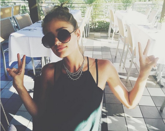 Taylor Hill 打造V小臉的關鍵:All back後梳包包頭。